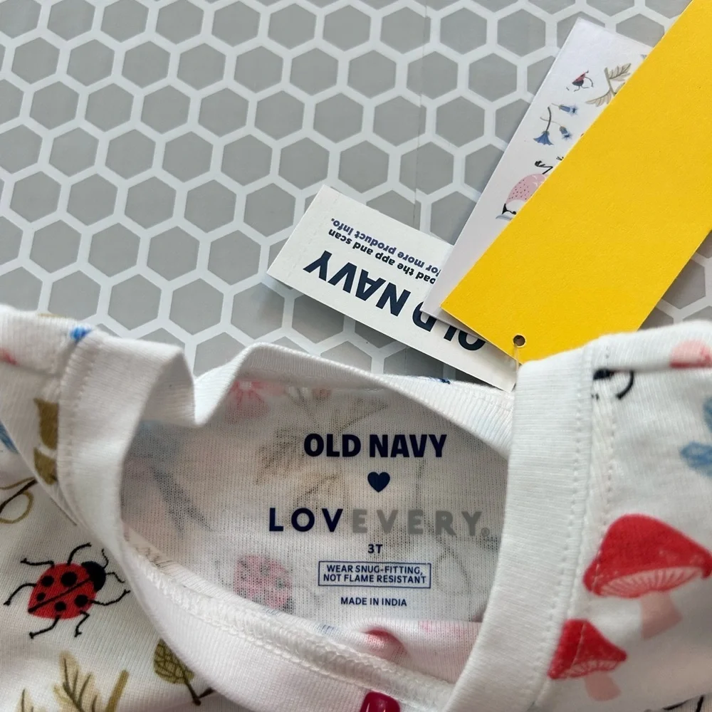 NWT Old Navy White Kids Two-Piece Pajama Set with Nature Prints          Size 3T